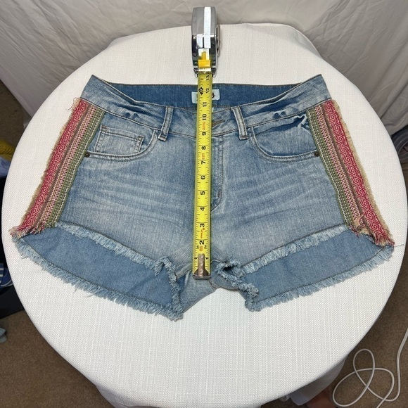 Mudd High-Waisted Denim Shorts with Embroidery - Size 9 - Great Condition! - Picture 5 of 5
